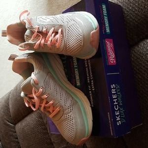 Women's Skechers D'Lux Walker, Relaxed Fit with Air-Cooled Memory Foam. Size 7